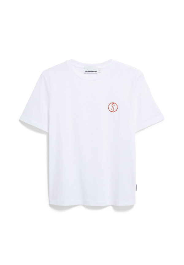 Weißes T-Shirt mit einem kleinen rot-schwarzen kreisförmigen Logo auf der linken Brust. Das Shirt ist auf einem schlichten weißen Hintergrund abgebildet.