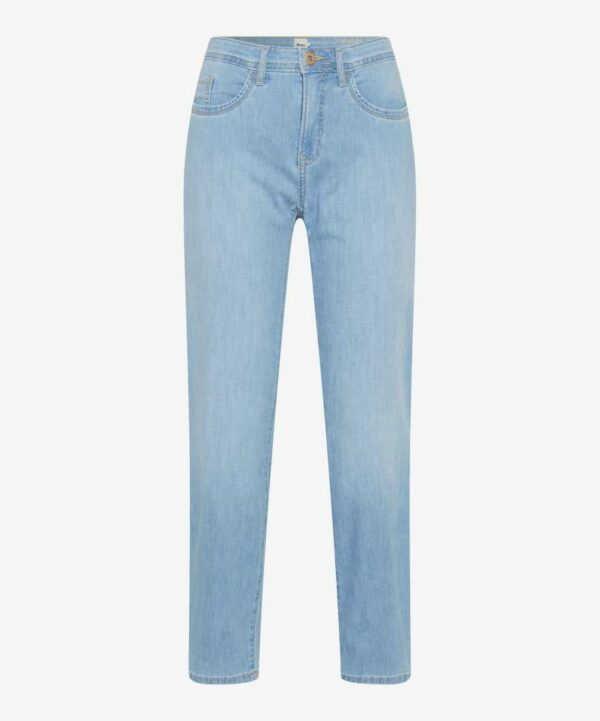 Hellblaue Jeans mit hoher Taille und geradem Bein. Die Jeans hat Fronttaschen, einen Knopf und einen Reißverschluss. Auf schlichtem weißem Hintergrund.