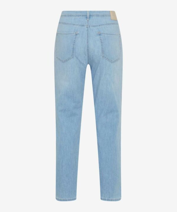 Rückansicht einer hellblauen Jeans auf schlichtem weißem Hintergrund. Die Jeans hat zwei Gesäßtaschen und einen Flicken in der Nähe des Hosenbunds.