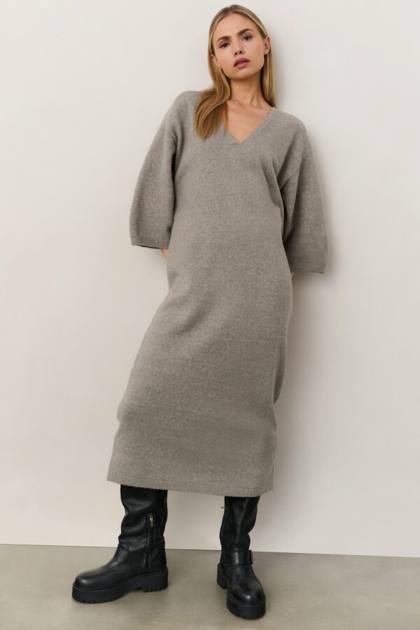 Yaya Kleid V-neck knitted dress short sle, BROWNISH GREY – Bild 2